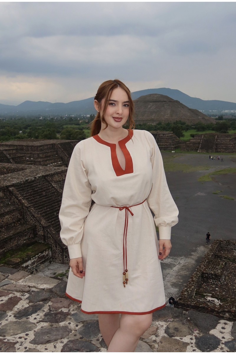 Vestido Lía de lino color crudo con detalles en terracota.